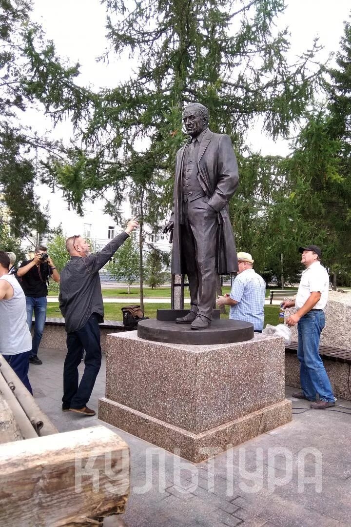 Памятник михаилу ульянову в москве где. Памятник Михаилу Ульянову. Памятник Михаилу Ульянову в Омске.