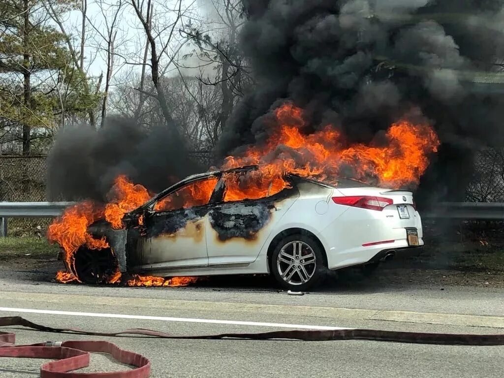 Возгорание автомобиля. Воспламенение автомобиля. Сгорел хендай