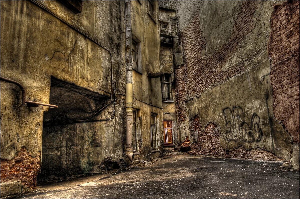городские закоулки. подворотни нью йорка. петербургские трущобы васильевский остров. мрачные дворы петербурга. петербургские трущобы васильевский остров.