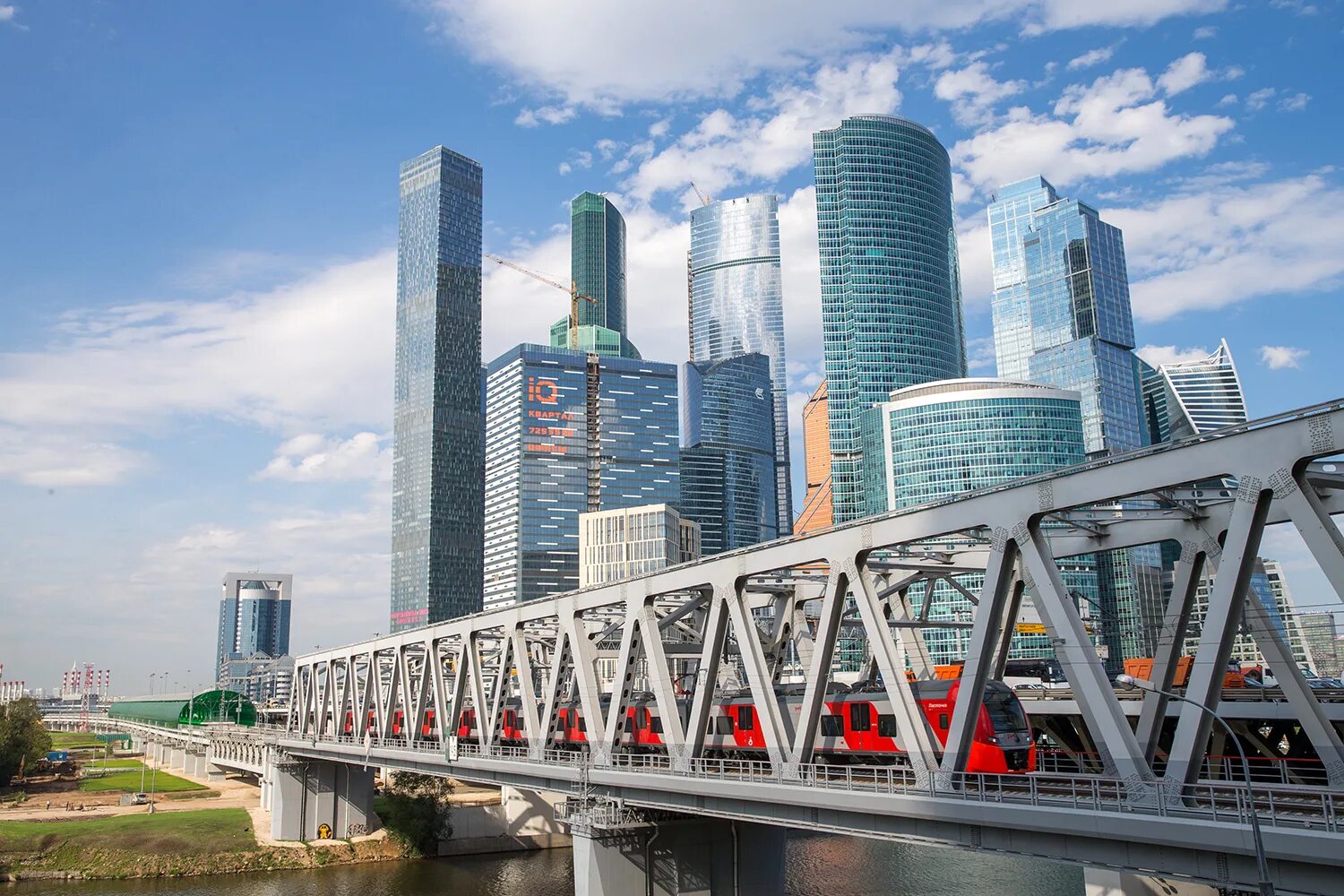 Транспортный центр город москва. МЦК Москва Сити. Москва Сити транспорт. Станция Москва Сити. Железная дорога рядом с Москвой Сити.