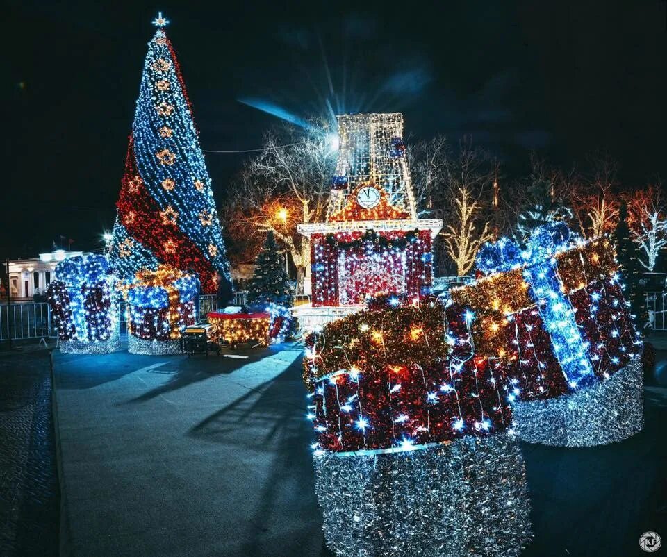 ялта 2023 новый год набережная. красивое место в крыму новый год. севастополь нахимова салют. елка нахимова севастополь 2022. ялта набережная елка.