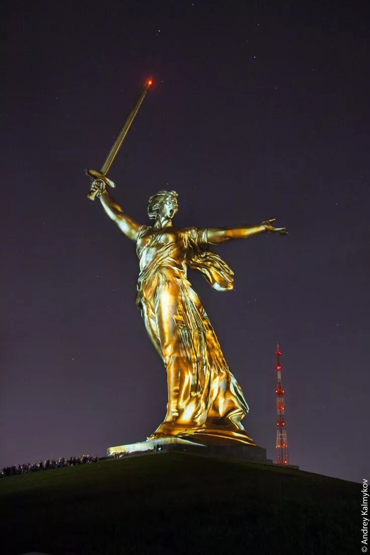 Статуя города. Монумент Родина мать в Волгограде. Мамаев Курган статуя Родина мать. Памятник Родина мать в Волгограде. Мамаев Курган статуя с победой.