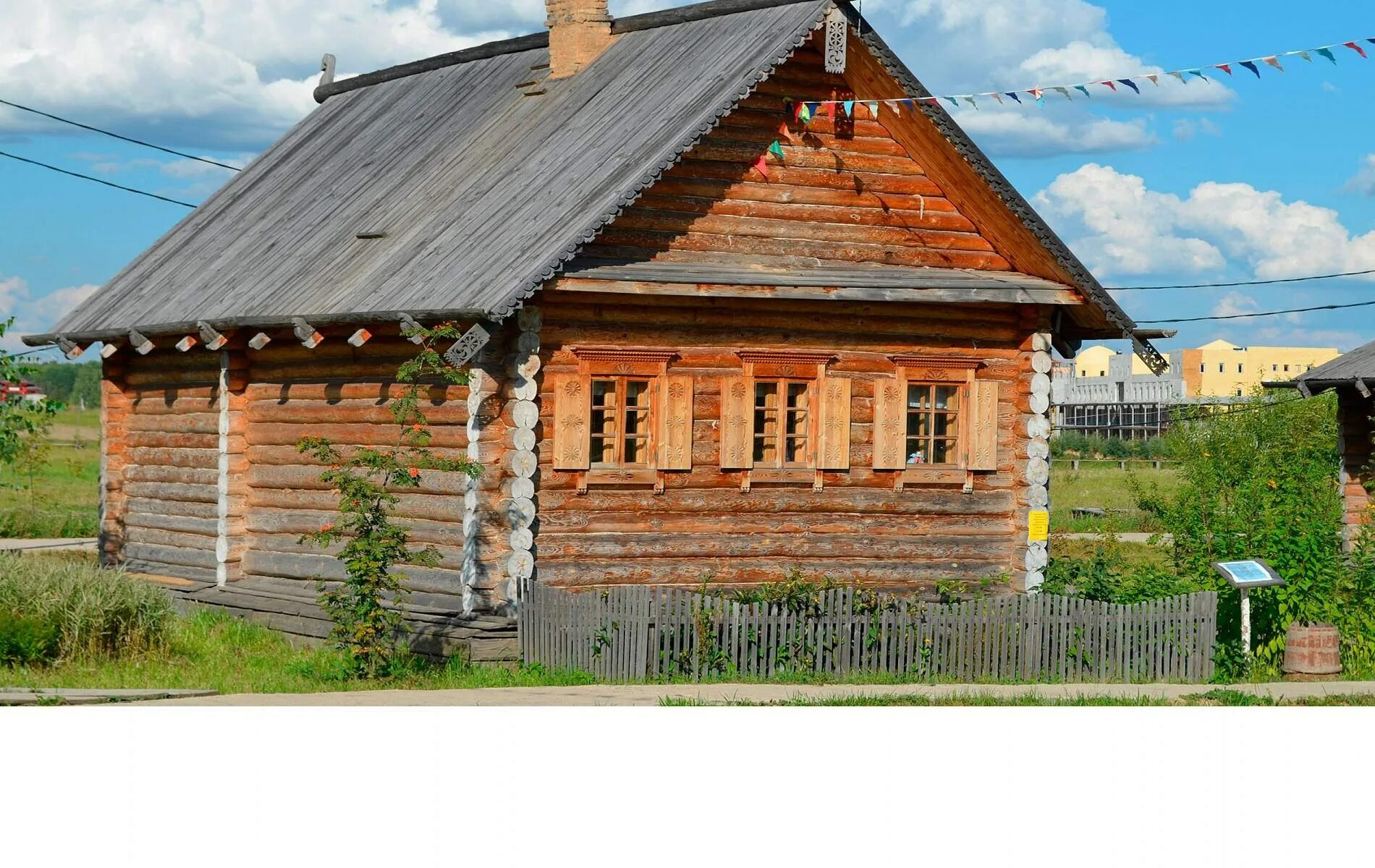 Дома народу отзывы. Суздаль музей деревянного зодчества изба. Дома народу отзывы. Традиционное жилище народов пермского края. Традиционная уральская изба снаружи.