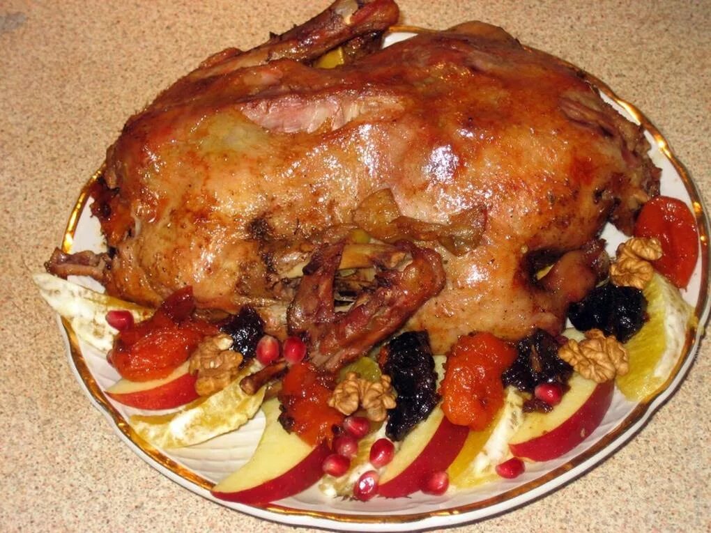 Утка фаршированная рисом. Утка фаршированная рисом и яблоками в духовке. Утка фаршированная рисом в духовке. Гусь фаршированный рисом. Фаршированная утка в туркмении.