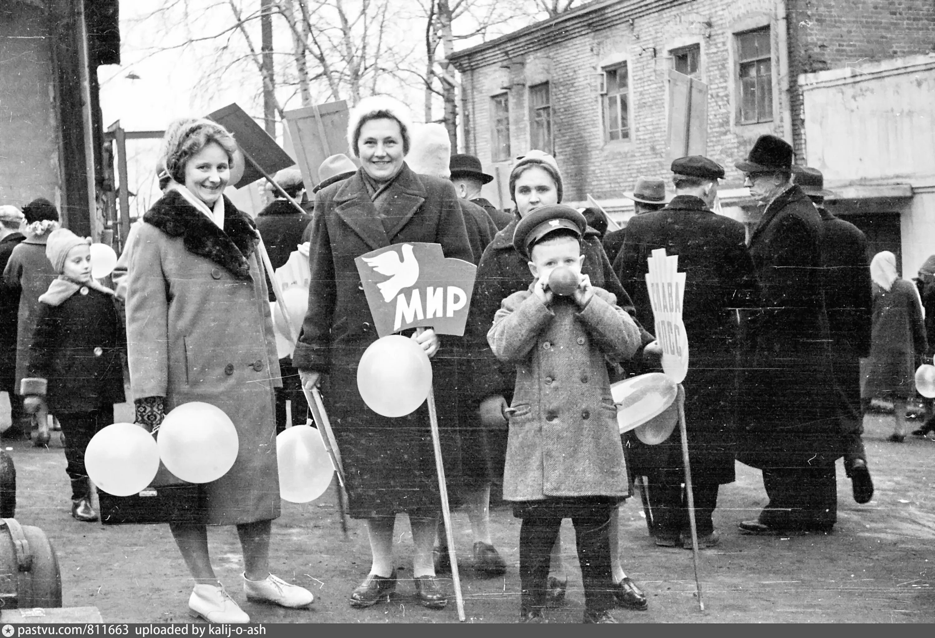 1 мая старые фото. Демонстрации в СССР. Первомайская демонстрация в СССР. Демонстрация 7 ноября. Советские дети на демонстрации.