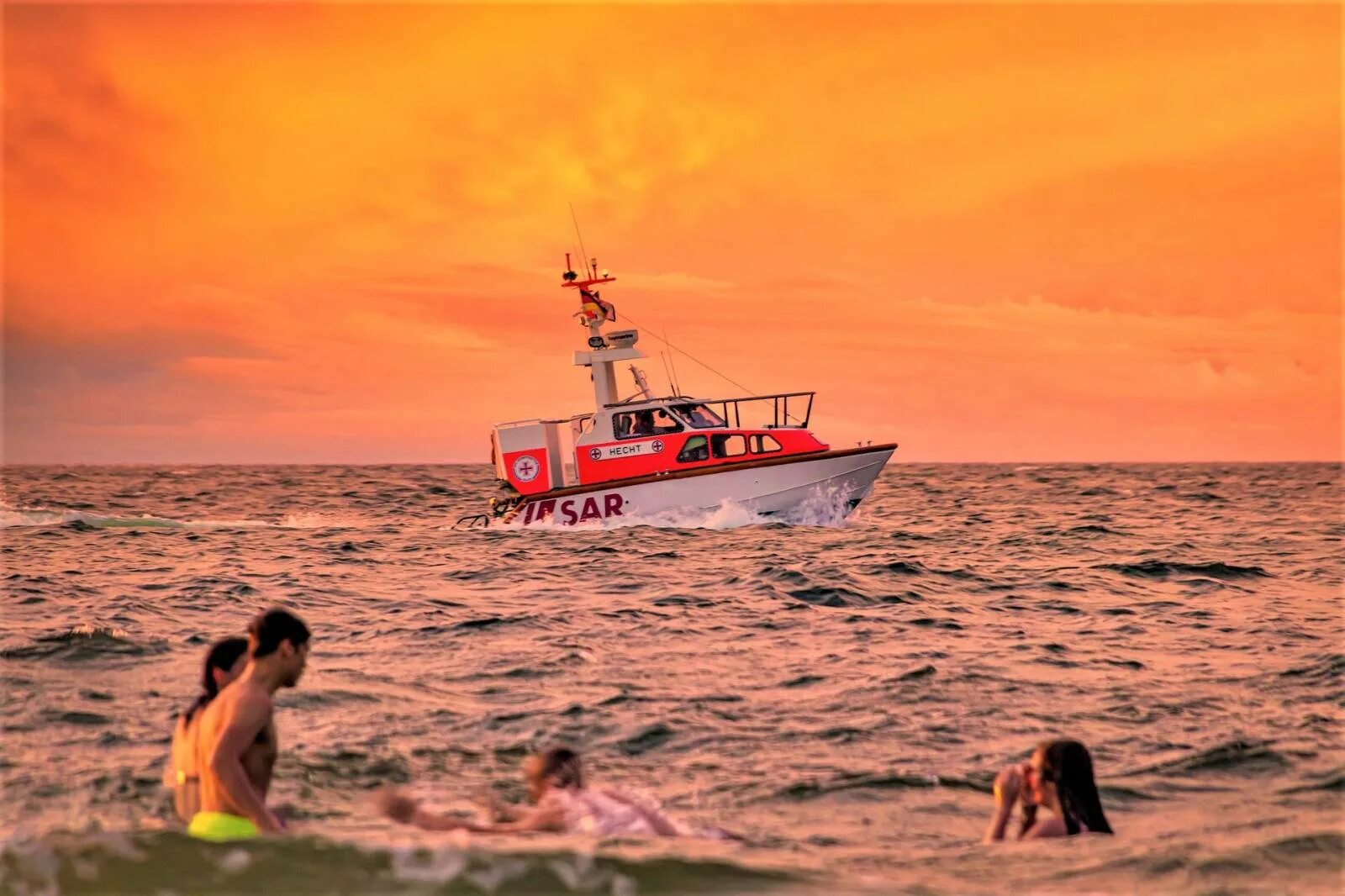 Спасение на море. Море спасает. Спасатель на море фото. Помощь в море. Спаслись в море