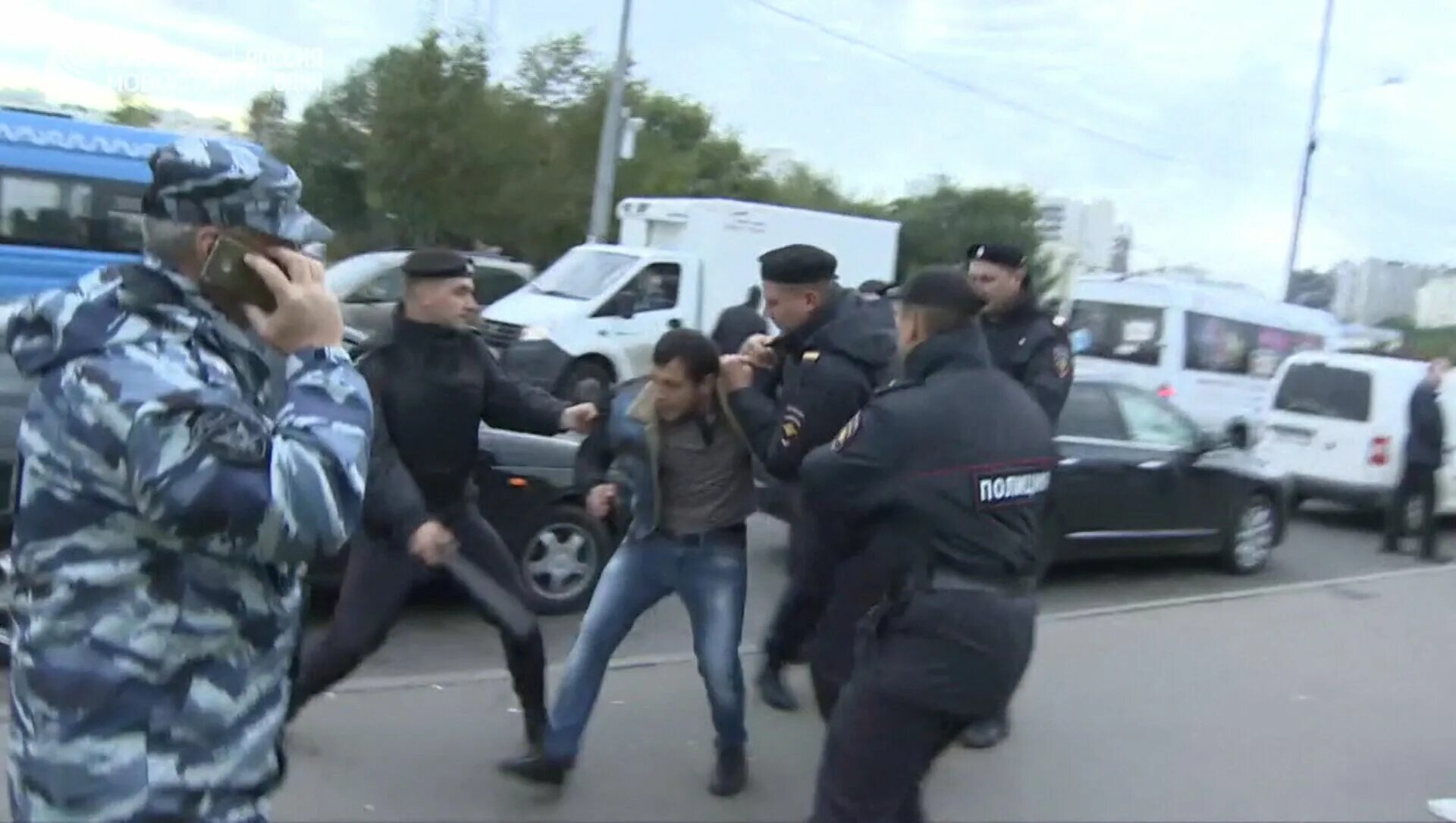 Таджики убегают. Облава на мигрантов. Задержание мигрантов в Москве. Облава на мигрантов в Москве. Полиция против мигрантов.