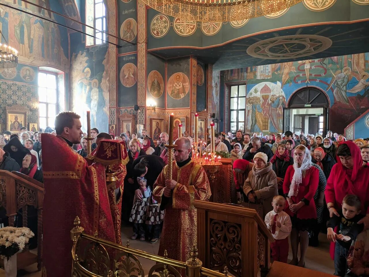 19 августа преображение господне. поздняя божественная литургия. поздняя божественная литургия. храм в честь всех святых, в земле российской просиявших. литургия в день преображения господня рязань 2021.