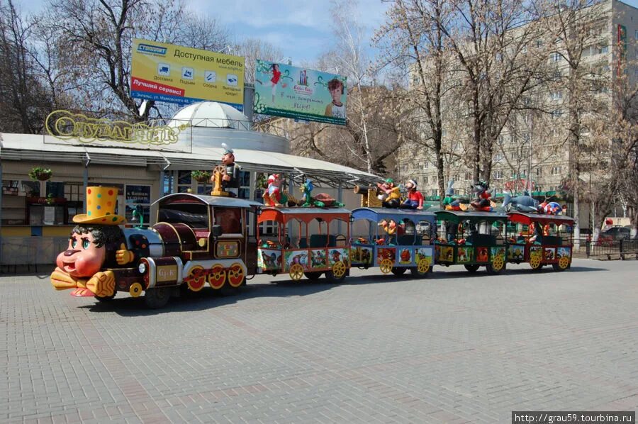 Паровозик в петергофе. Белинский парк пенза веселый паровозик. веселый паровозик парк сокольники.