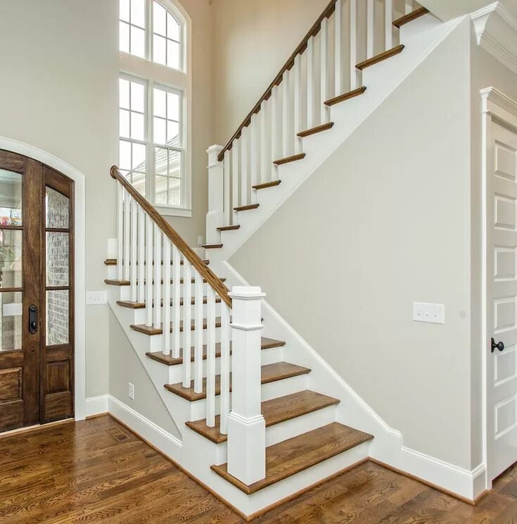 Белая деревянная лестница. Лестница с белыми ступенями. Белая деревянная лестница в доме. Лестница белая с коричневым. Светлые ступеньки