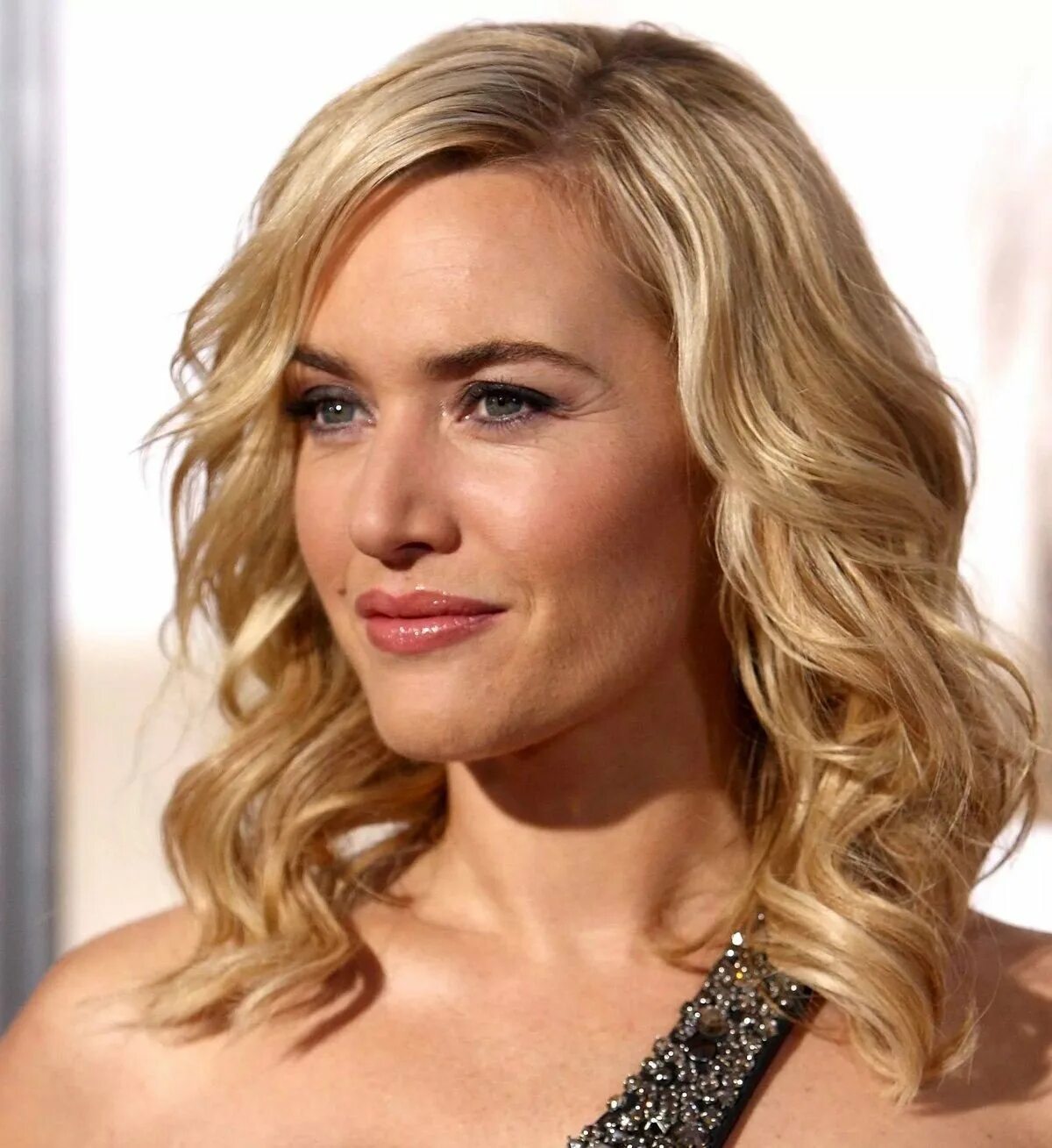 Стильные укладки на длинные волосы. Кудри на средние волосы. Укладка волос легкие локоны. Джулианна хаф кудри. Укладка волос легкие локоны.