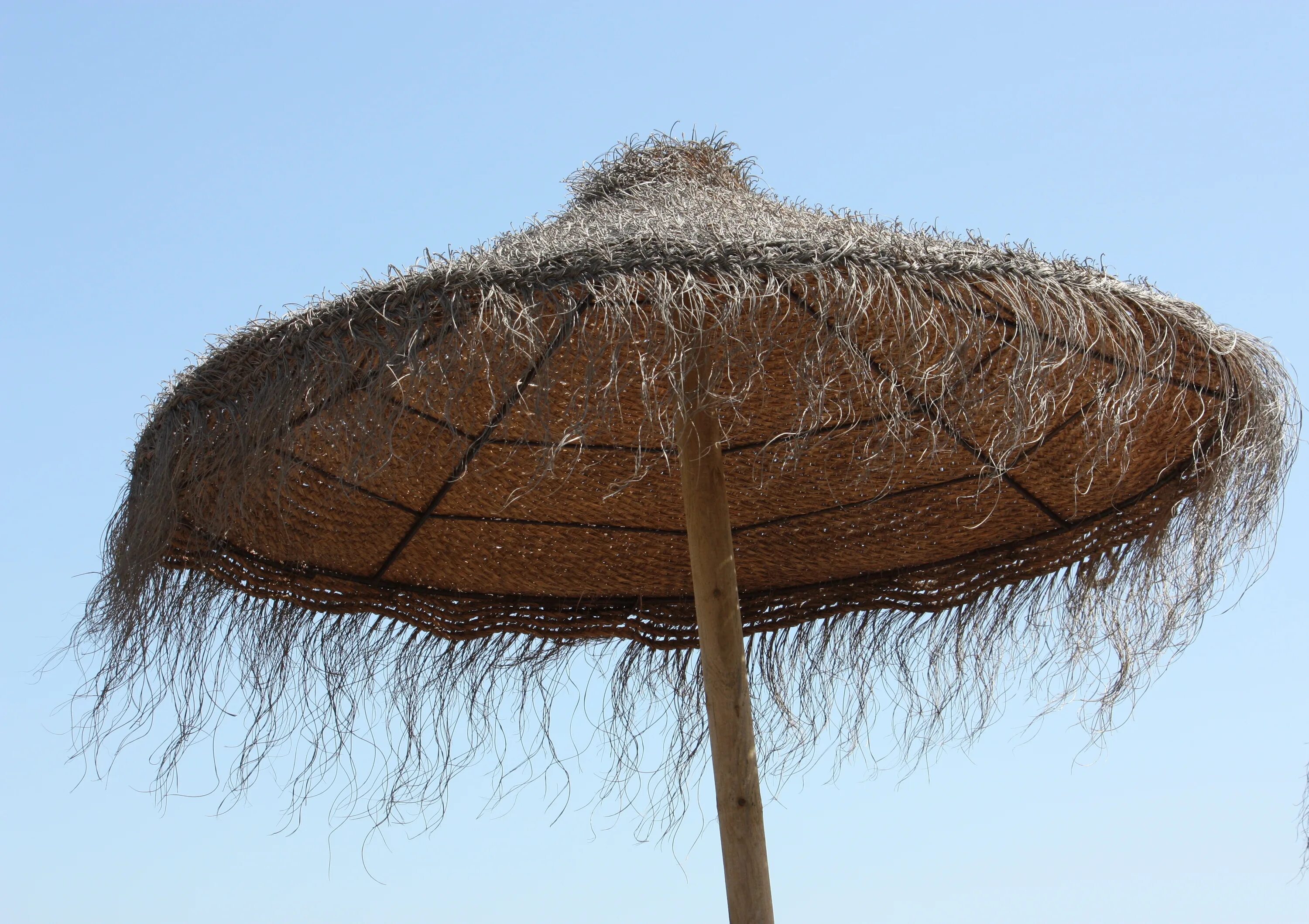 Это экзотика мокнешь без зонтика. Соломенная амигаса. Соломенный зонт. Пляжный зонт из камыша. Пляжный зонт из соломы.