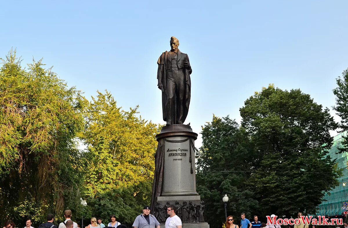 Памятник грибоедову в москве на чистых прудах. Чистопрудный бульвар памятник грибоедову. Чистопрудный бульвар памятник грибоедову. Метро чистые пруды памятник грибоедову. Метро чистые пруды памятник грибоедову.