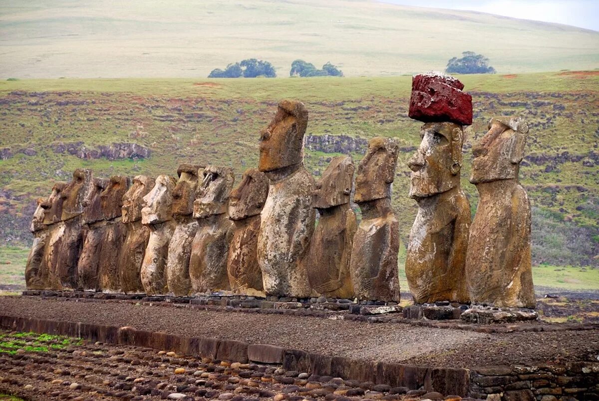Статуи на острове. Остров Пасхи статуи Моаи. Моаи (статуи острова Пасхи), Чили. Истуканы Рапа-Нуи остров Пасхи. Статуи Моаи в Чили.