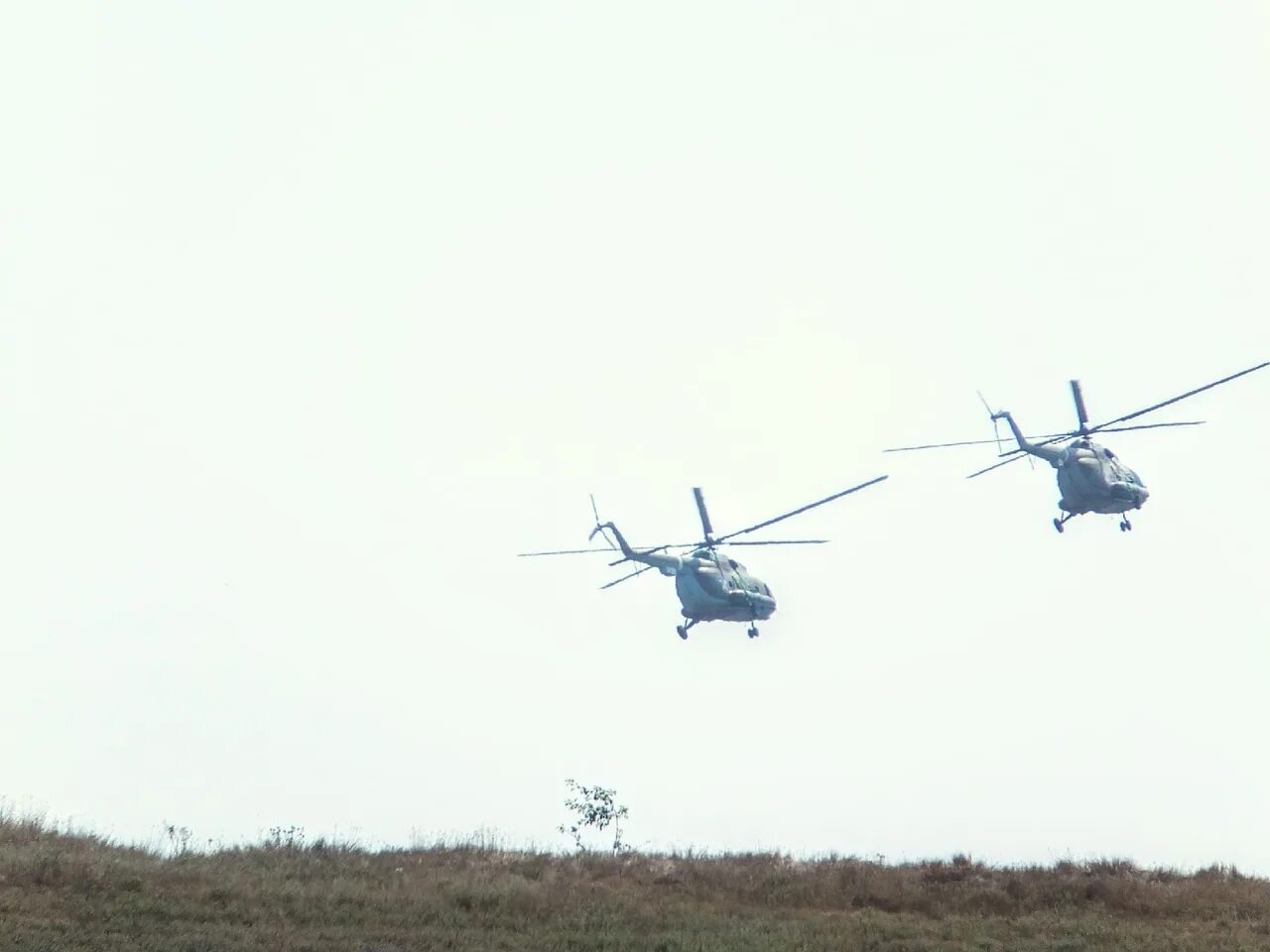Почему сейчас летают вертолеты. Вертолет Саратовская область. Военные вертолеты над Ставрополем. Вертолет над рекой. Вертолеты над Эртилем.