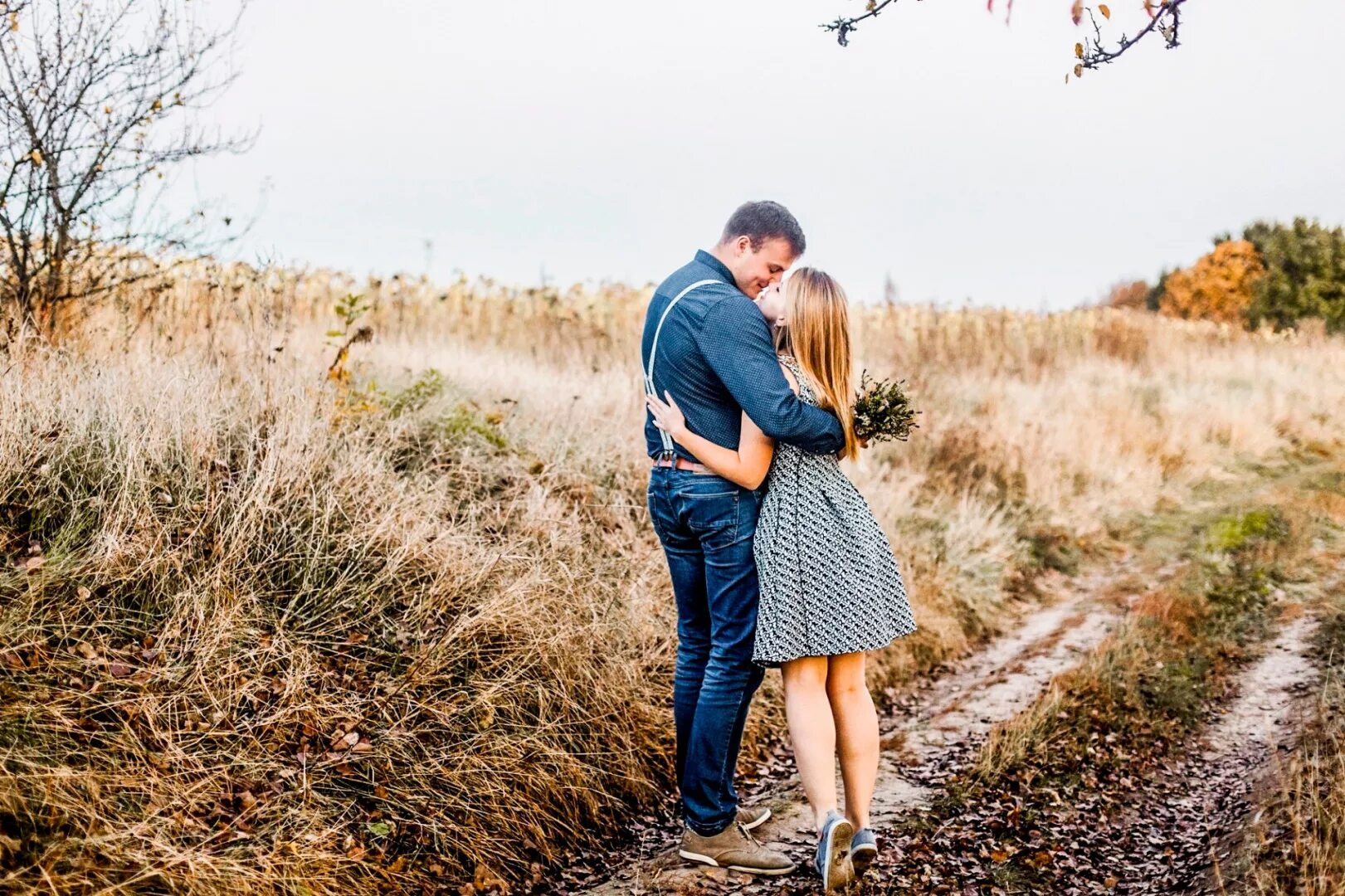 Love unique. Лав стори фотосессия. Фотосессия Love story на природе. Фотосессия пары на природе. Романтическая фотосессия на природе.