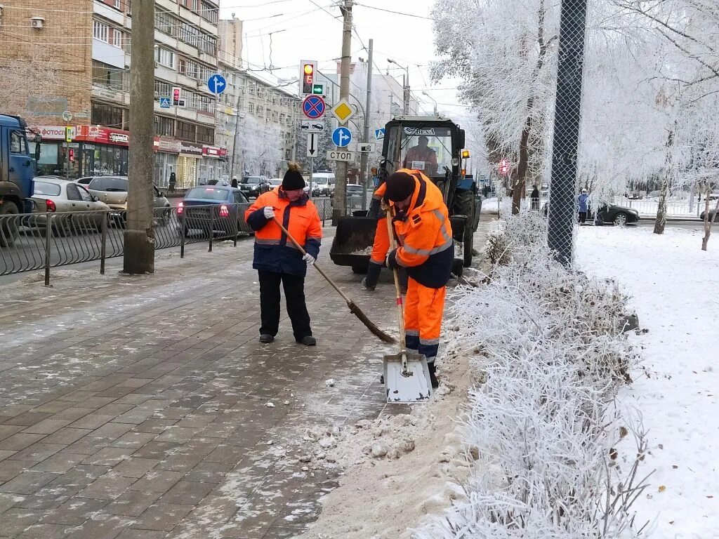 Дорога очищена от снега. Уборка улиц от снега. Уборщики улиц от снега. Очистка дорог от снега. Расчистка стоянки от снега.