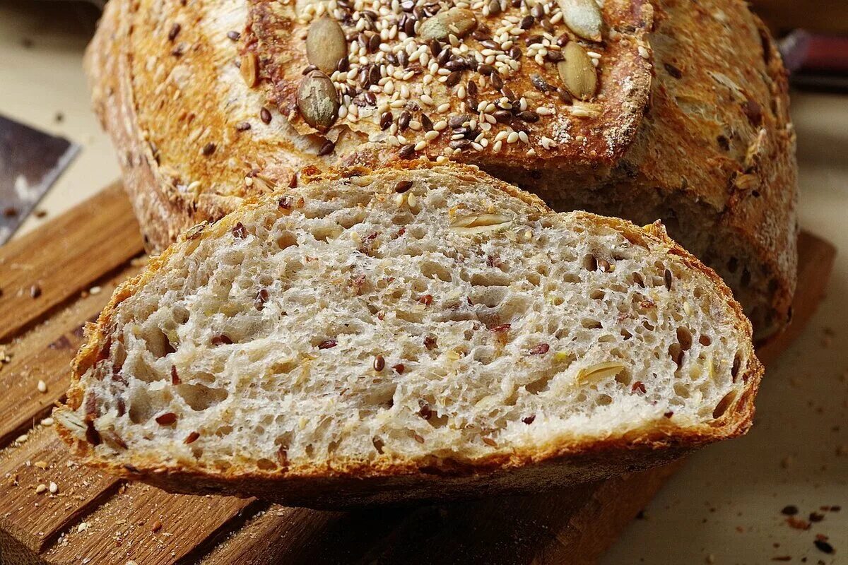 Хлеб цельнозерновой бездрожжевой. Хлеб пшеничный цельнозерновой. Цельнозерновой отрубной хлеб. Цельнозерновой злаковый хлеб. Старые рецепты хлеба без дрожжей