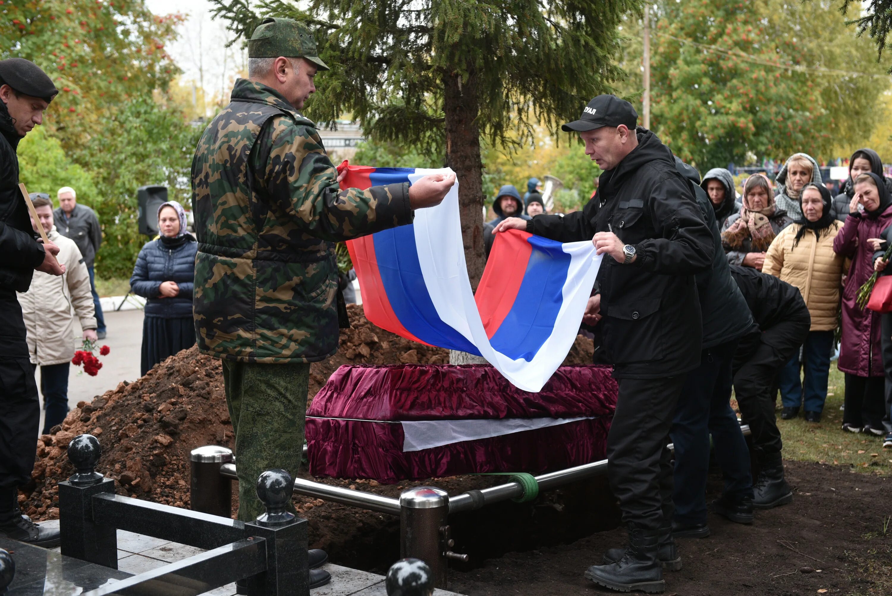 Россия военная операция новости. Похороны военнослужащего. Похороны солдат погибших.