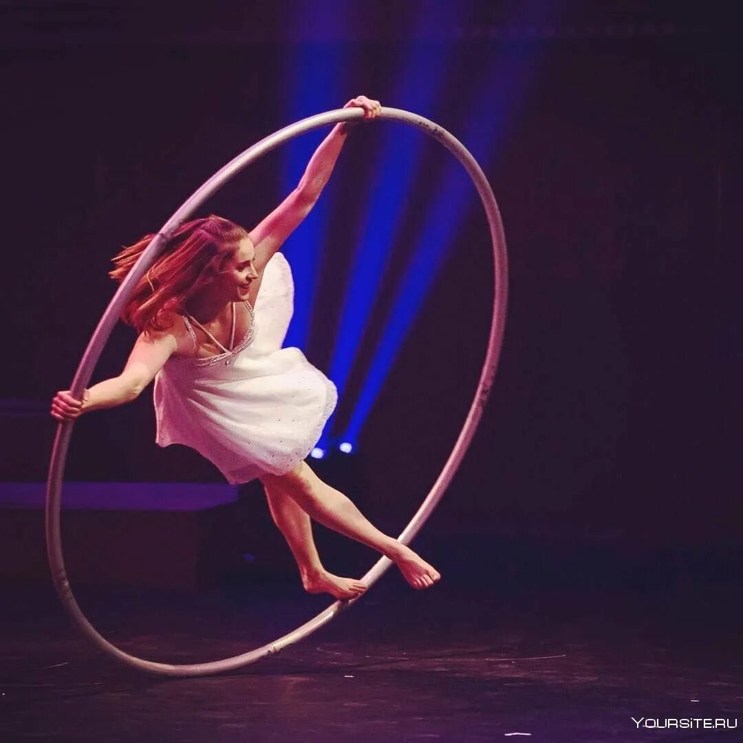 Танец с обручами. Aerial Hoop воздушное кольцо. Воздушный обруч. Железный обруч для воздушной гимнастики.