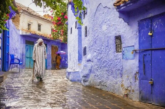 Греция дворик синий. Синий двор. Шефшауэн марокко. Синий сад марракеш. Голубой город в марокко.