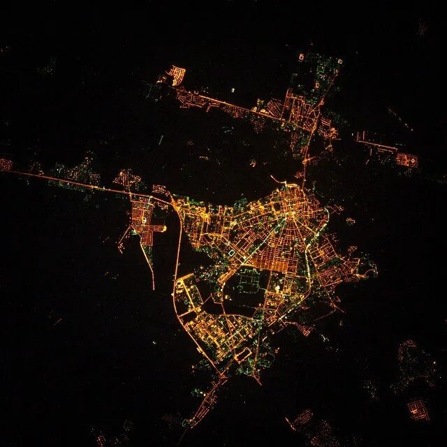 Вид оренбурга со спутника в реальном времени. Ночной Оренбург с высоты птичьего полета. Ночной Оренбург из космоса. Спутниковый снимок Оренбурга. Ночной Оренбург с самолета.