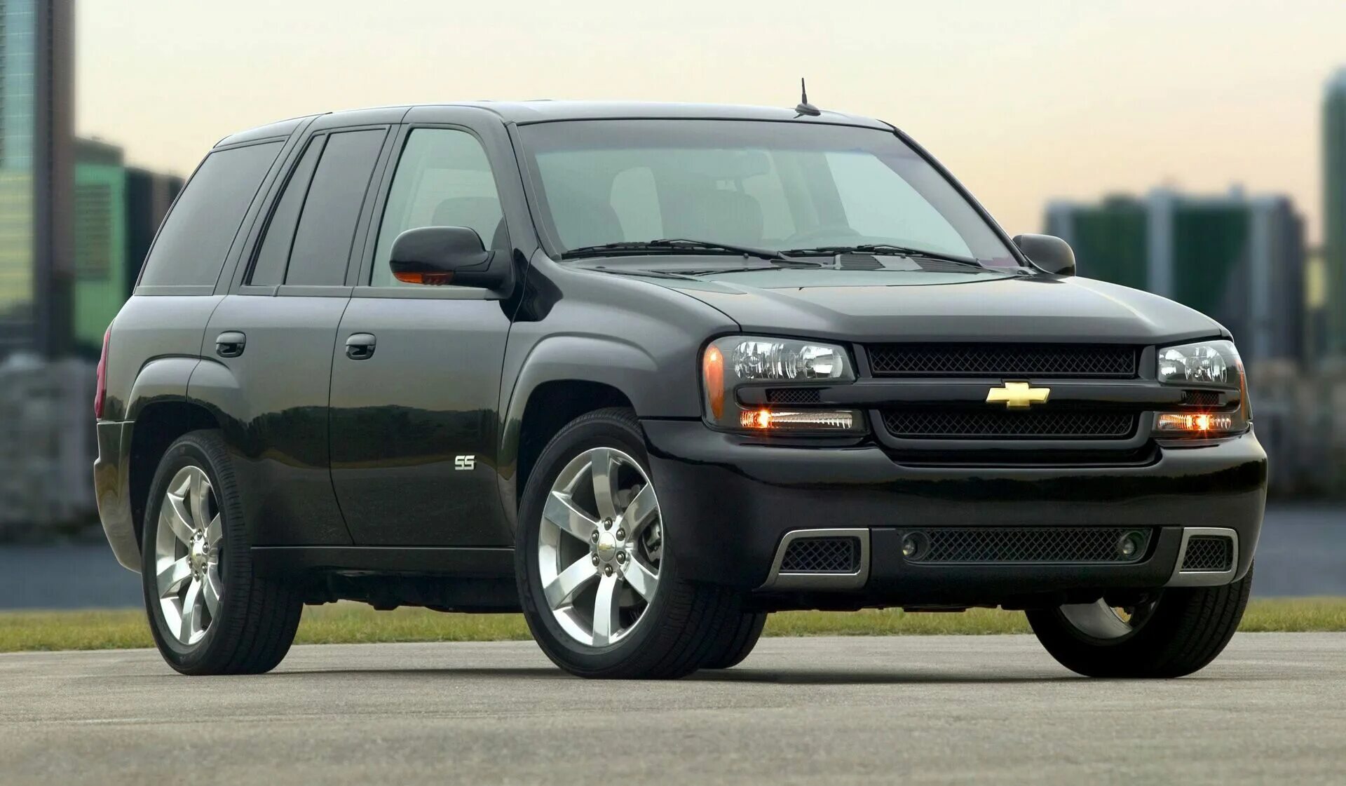 Шевроле трейлблейзер поколения. Chevrolet trailblazer 1. Chevrolet trailblazer SS 2006. Chevrolet trailblazer 2010. Chevrolet trailblazer 2001.