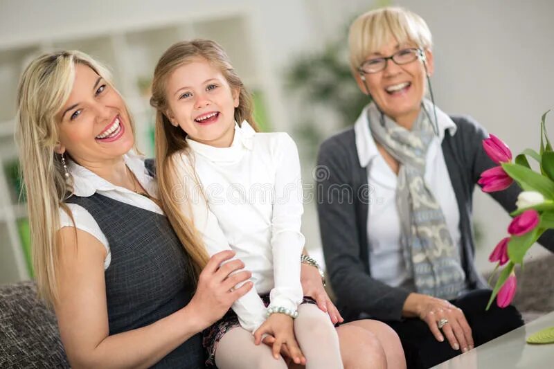Несколько поколений женщин. Бабушка мама и дочка. Фотоконкурс три поколения. Три поколения женщин праздник.