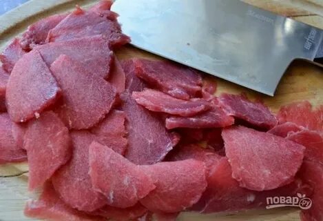 Мясо нарезать ломтиками