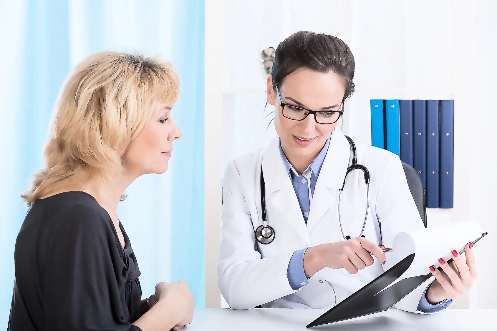 Пациентка 40. Врач и пациент. консультация врача. доктор с пациентом. врач и пациентка.
