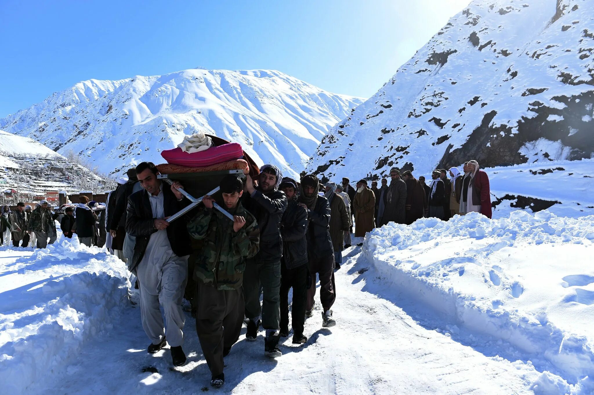 Снежная буря в Афганистане в 2008 году. Лавина в Афганистане 2015. Бадахшан лавина.