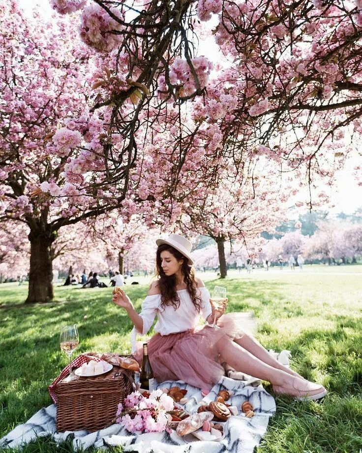 Spring women. Весенние фотосессии на природе. Фотосессия в цветущем саду. Идеи для весенней фотосессии. Девушка в весеннем саду.