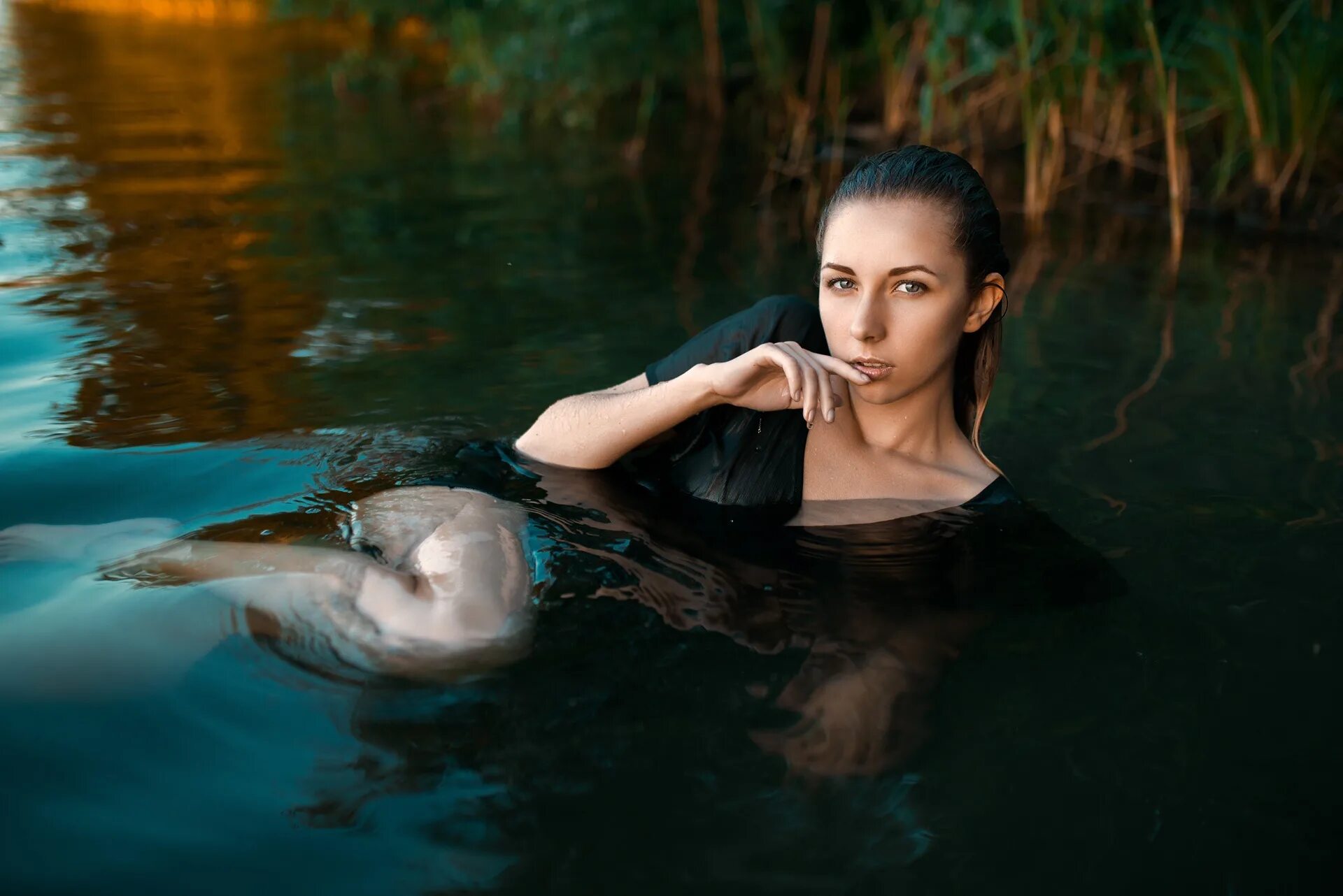 Фотосессия в воде. Женщина вода. Фотосессия в воде в одежде.