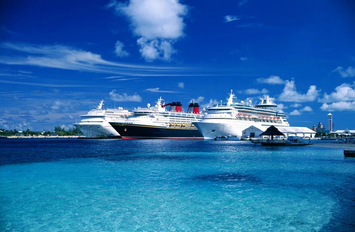 Cruises travel. Круизный лайнер Карибы. Морской круиз по Средиземному морю. Royal Caribbean Cruises Carnival. Путешествие по морю.