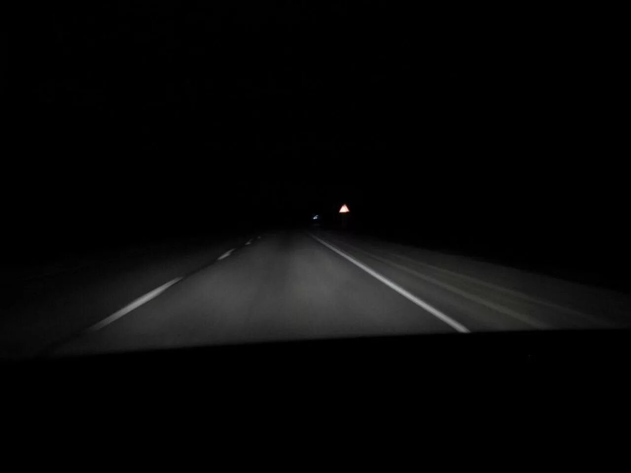 Дорога в ночь слова. Машина ночью на дороге. Ночь трасса машина. Ночная дорога в машине. Ночная дорога из машины.
