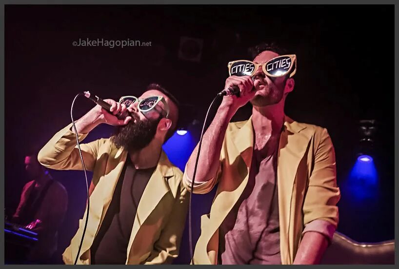 Capital cities safe and sound смысл. Capital cities обложка. Группа capital cities. Capital cities обложка. Capital cities без бороды.