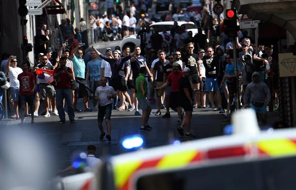 Русские в марселе 2016. Евро 2016 беспорядки в марселе. Почему опасно гулять в марселе. Русские в марселе. Драки с полицией во франции.