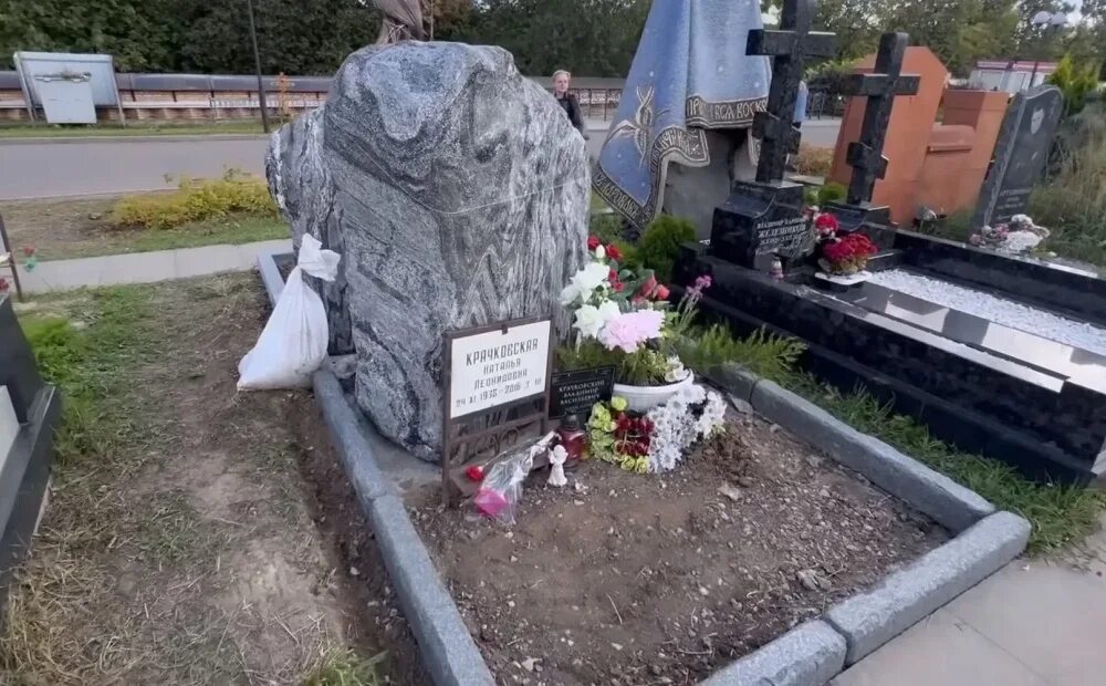 Памятник крачковской на кладбище фото. Могила крачковской фото. Могила крачковской фото. Могила крачковской актрисы. Памятник крачковской.