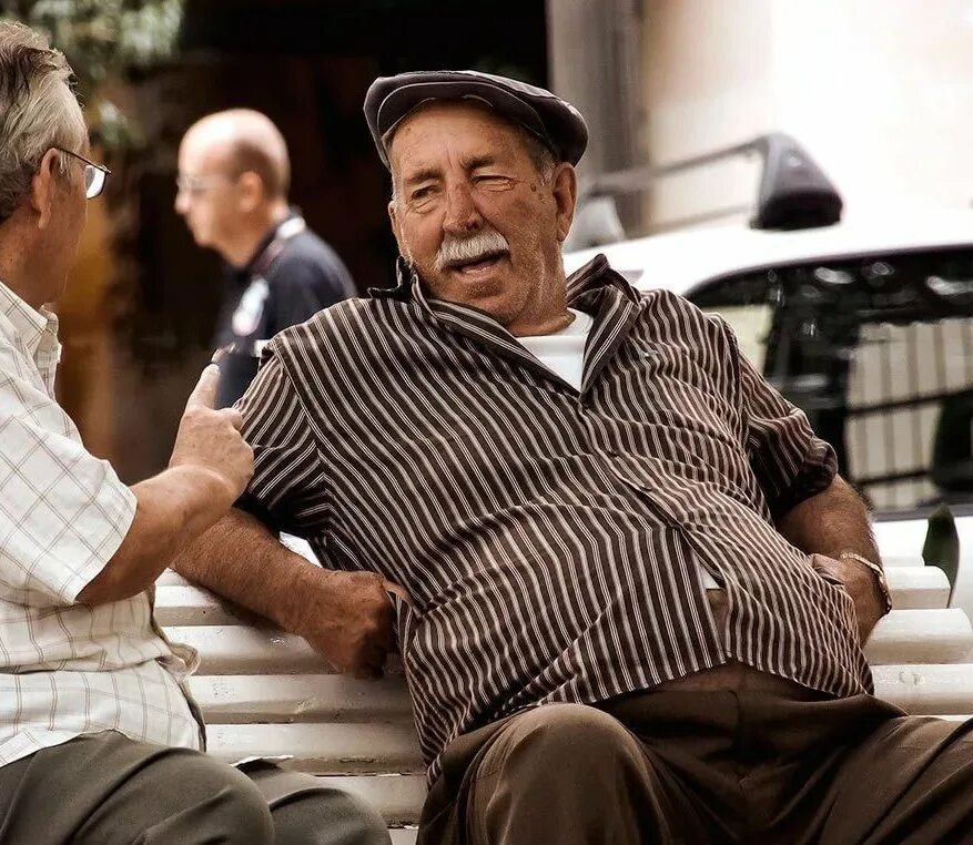 Два старика. Два пенсионера на скамеечке. Два пожилых мужчины. Пожилой мужчина.