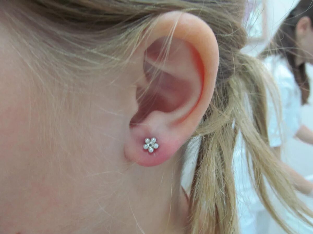 гвоздики для прокола ушей. пирсинг мочки уха пистолетом. серьги для прокола ушей по системе 75. серьга лабрет хеликс. серьги для пистолета для прокалывания.