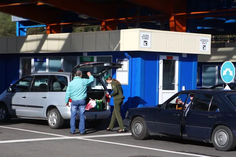 Автомобили на таможне. Таможенный досмотр авто. Пересечение границы беларуси. Таможенный контроль транспортных средств. Провоз продуктов через границу.