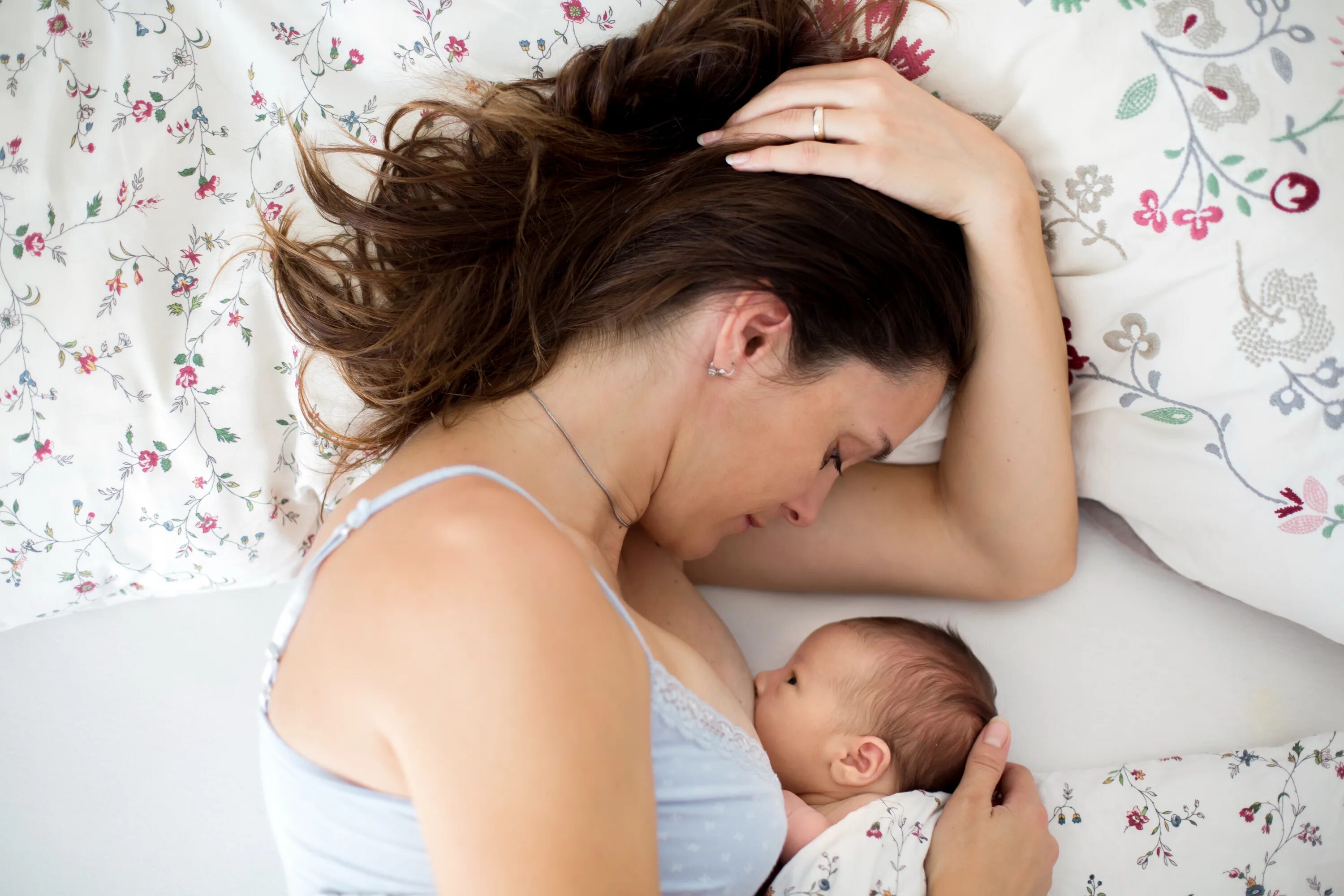 Видеть во сне ребенка грудного на руках. Грудное вскармливание. Кормление грудью. Мама и малыш грудное вскармливание. Грудное вскармливание новорожденного.