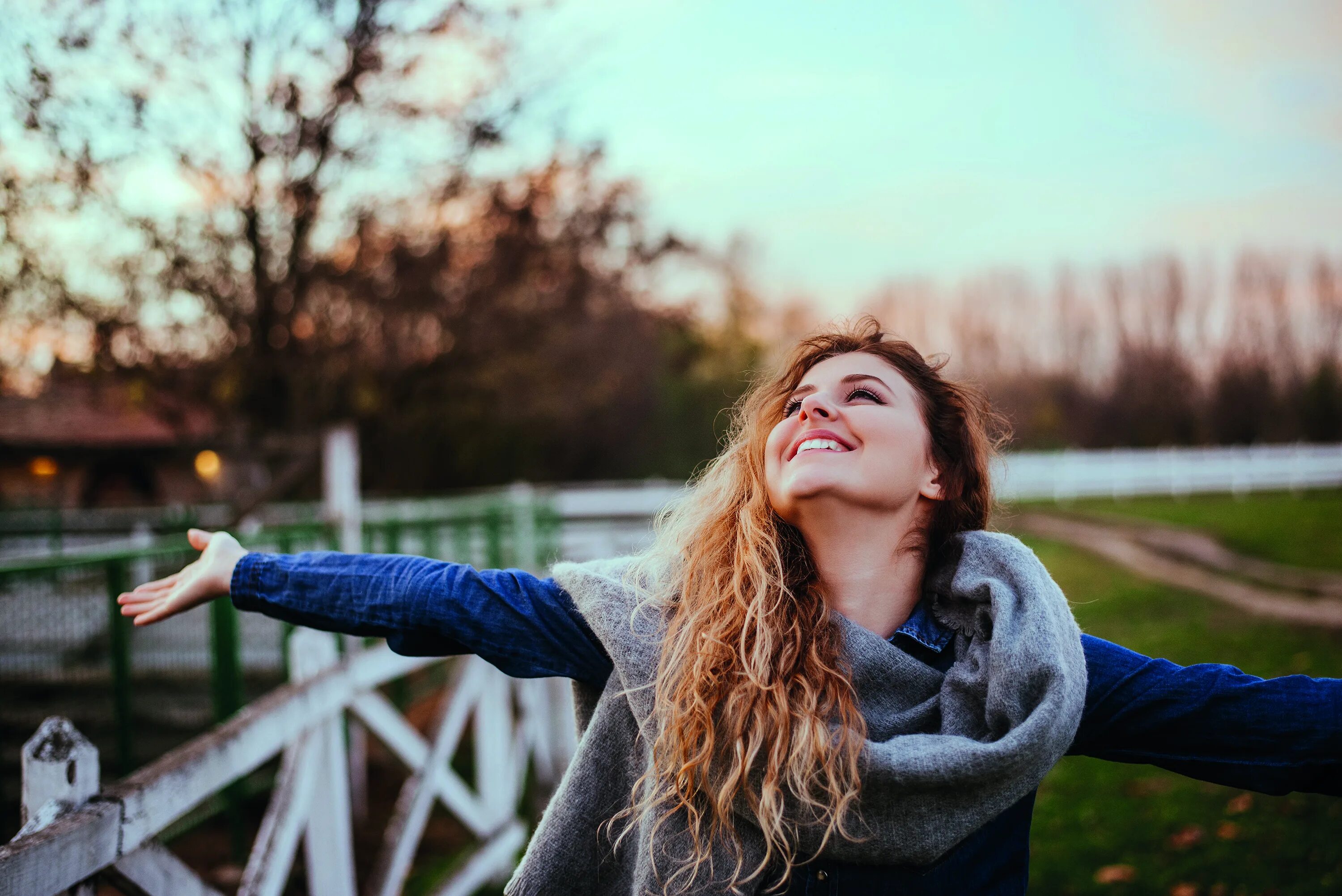 Make feel happy. Весенняя хандра фото. Жизнерадостный человек. Искренняя улыбка. Feelings фото.