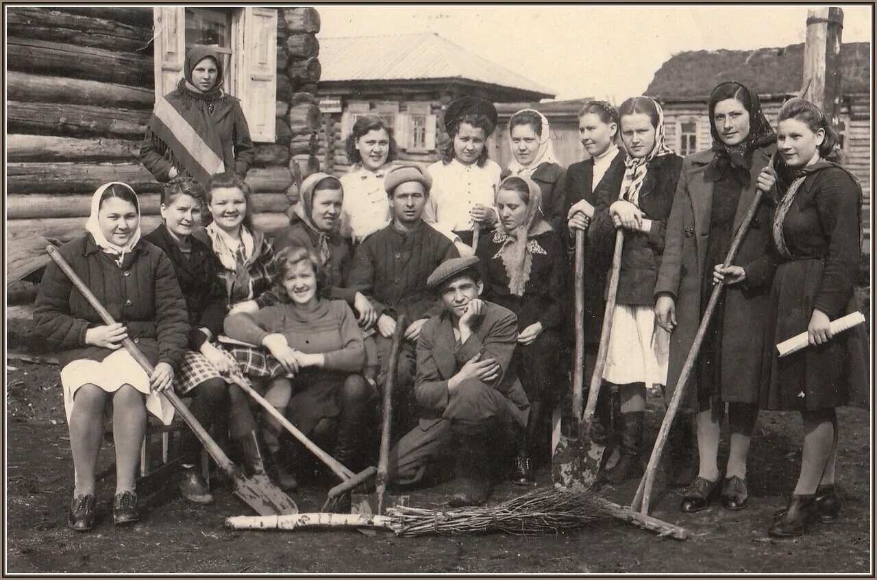 Ясная поляна мордовия председатель колхоза. Крестьяне переселенцы сибирь 19 век. 20-30 годы 20 века в россии. Послевоенная деревня. Деревня 20-е годы 20 века.