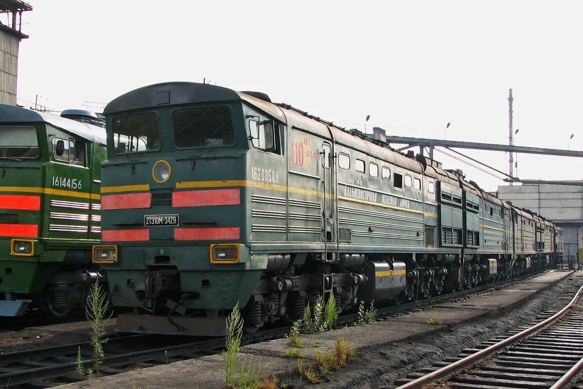 Поезд новый ургал хабаровск. Новый Ургал локомотивное депо. Тепловоз 2тэ10м. Локомотивное депо Арчеда. Локомотив 2тэ10м.