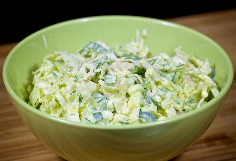 Салат из капусты с курицей и огурцом
