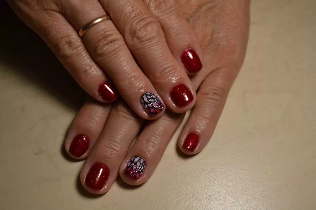 ягодный маникюр на короткие ногти. маникюр на 45 лет. маникюр на день рождения женщине. маникюр для женщины 50 лет. красный маникюр к юбилею женщине.