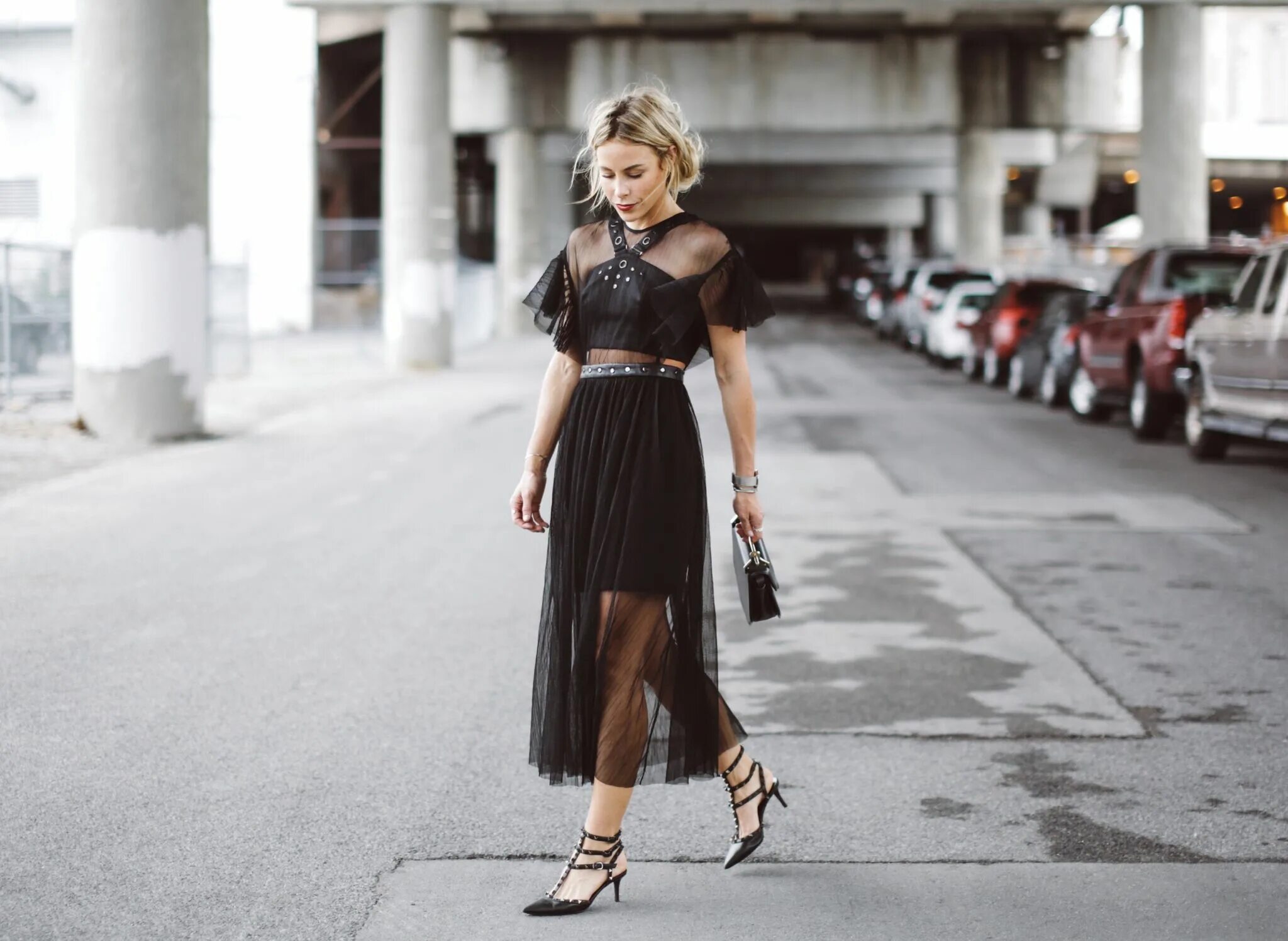 Девушка в прозрачной юбке. Прозрачное платье на улице. Прозрачная юбка. Черное платье уличная мода. Мода прозрачные платья.