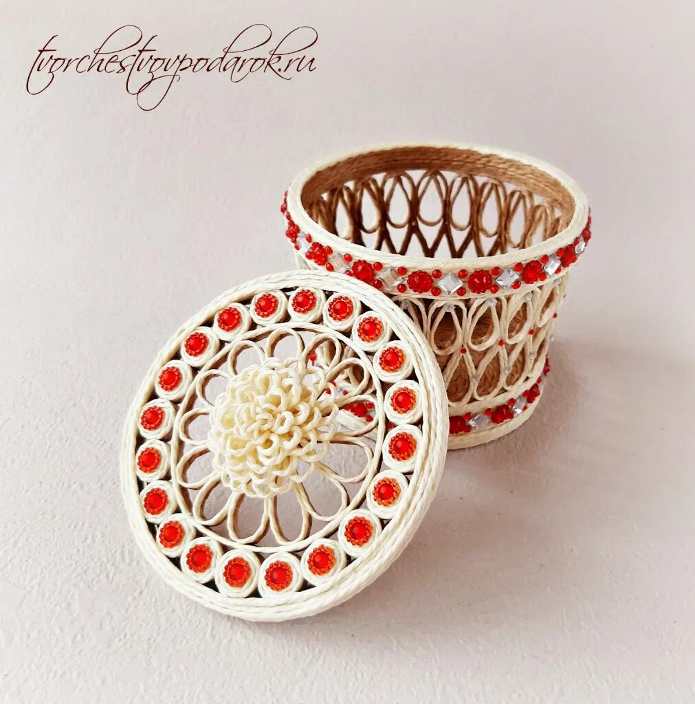 конфетница из бумажной лозы. шкатулка из квиллинга. корзина из картона. ваза из вязаной салфетки. как украсить конфетницу своими руками для подарка.