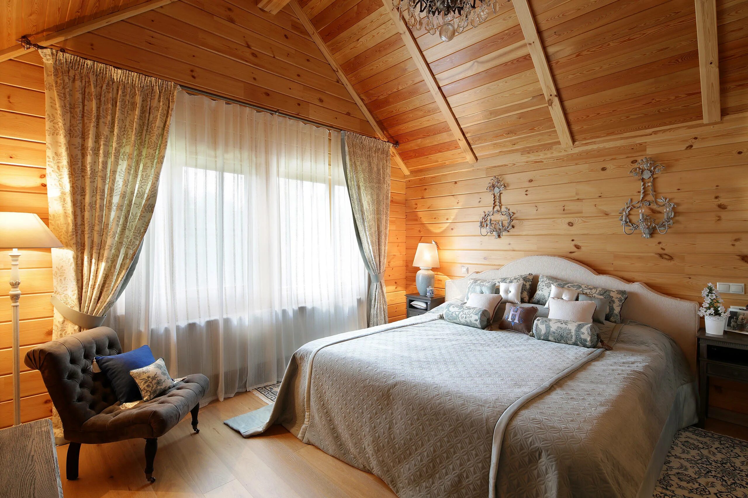 Дизайн комнат в деревянном доме. Интерьер спальни в деревянном доме. Спальня на даче. Интерьер деревянного дома. Спальня в загородном деревянном доме.